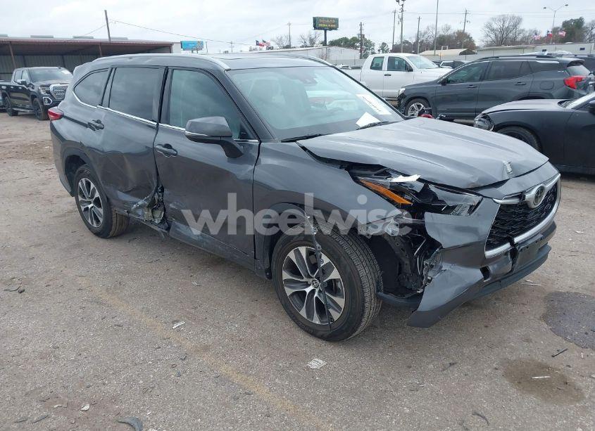 2022 Toyota Highlander XLE (VIN 5TDGZRAH3NS113166) main photo