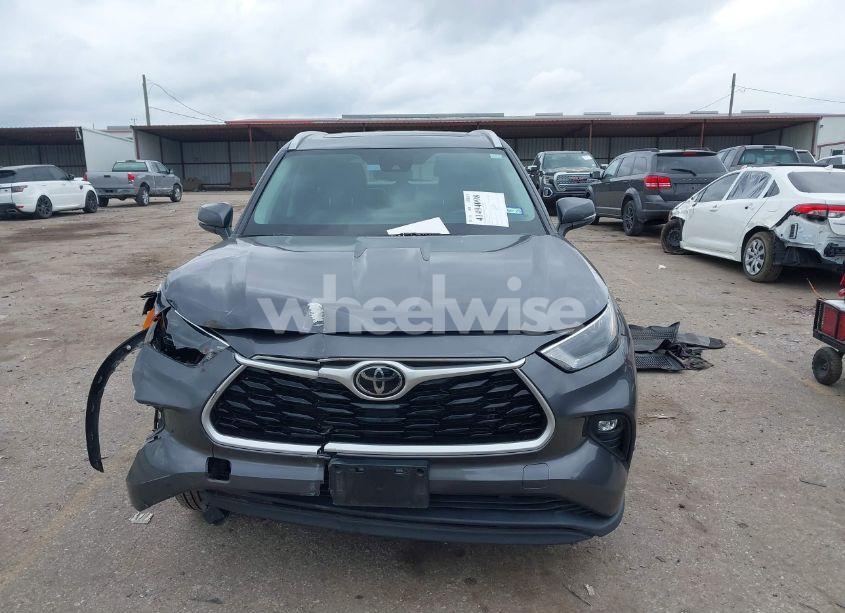 Photo 12 of 2022 Toyota Highlander XLE (VIN 5TDGZRAH3NS113166)
