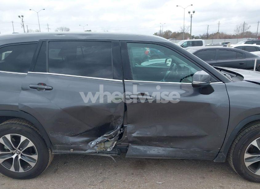 Photo 13 of 2022 Toyota Highlander XLE (VIN 5TDGZRAH3NS113166)