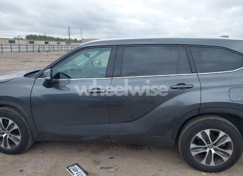 Photo 14 of 2022 Toyota Highlander XLE (VIN 5TDGZRAH3NS113166)