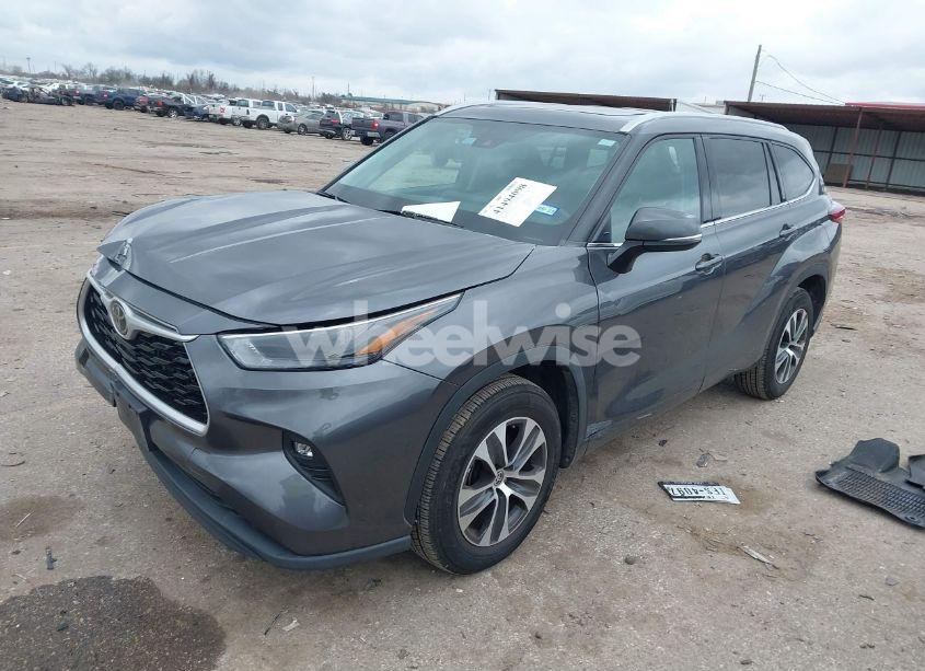 Photo 2 of 2022 Toyota Highlander XLE (VIN 5TDGZRAH3NS113166)