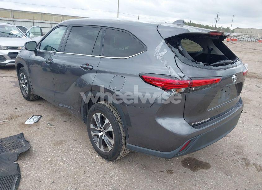 Photo 3 of 2022 Toyota Highlander XLE (VIN 5TDGZRAH3NS113166)