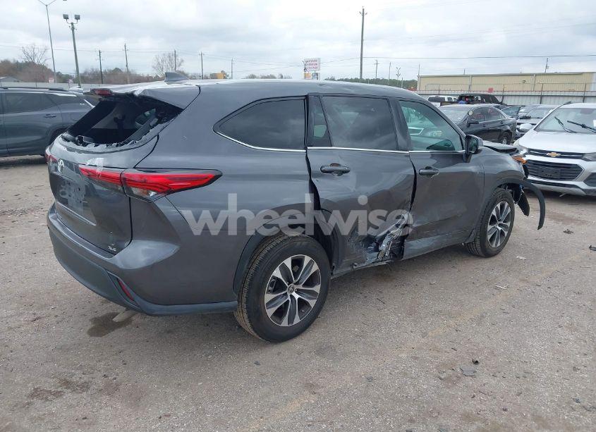 Photo 4 of 2022 Toyota Highlander XLE (VIN 5TDGZRAH3NS113166)