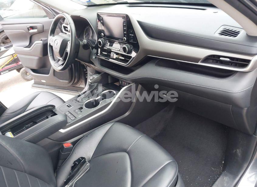 Photo 5 of 2022 Toyota Highlander XLE (VIN 5TDGZRAH3NS113166)