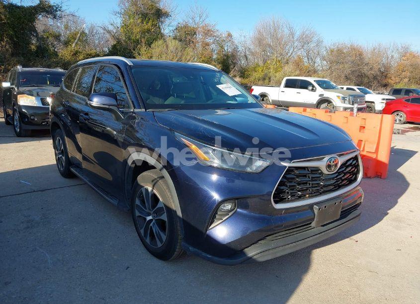 2022 Toyota Highlander XLE (VIN 5TDGZRAH3NS122952) main photo