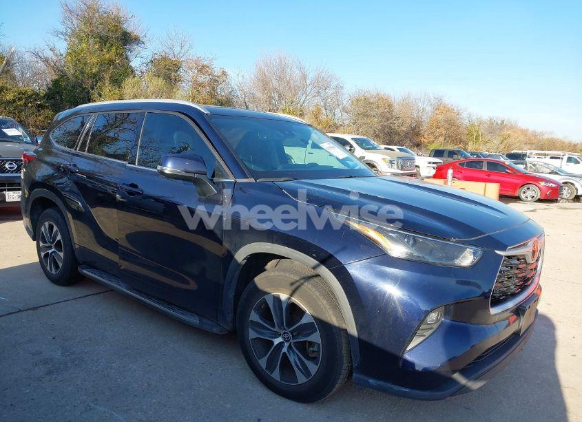 Photo 13 of 2022 Toyota Highlander XLE (VIN 5TDGZRAH3NS122952)