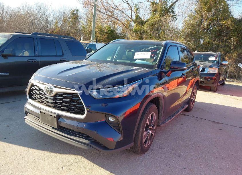Photo 2 of 2022 Toyota Highlander XLE (VIN 5TDGZRAH3NS122952)