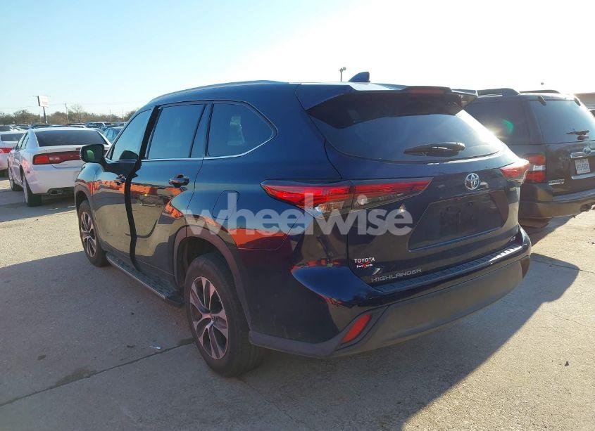 Photo 3 of 2022 Toyota Highlander XLE (VIN 5TDGZRAH3NS122952)