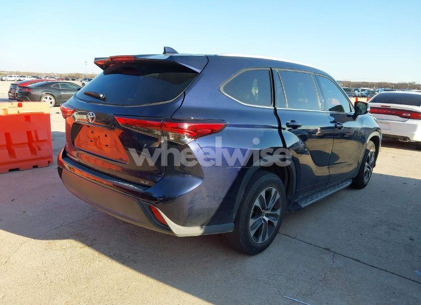 Photo 4 of 2022 Toyota Highlander XLE (VIN 5TDGZRAH3NS122952)