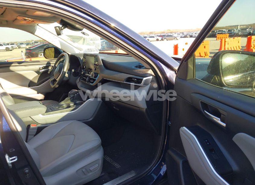 Photo 5 of 2022 Toyota Highlander XLE (VIN 5TDGZRAH3NS122952)