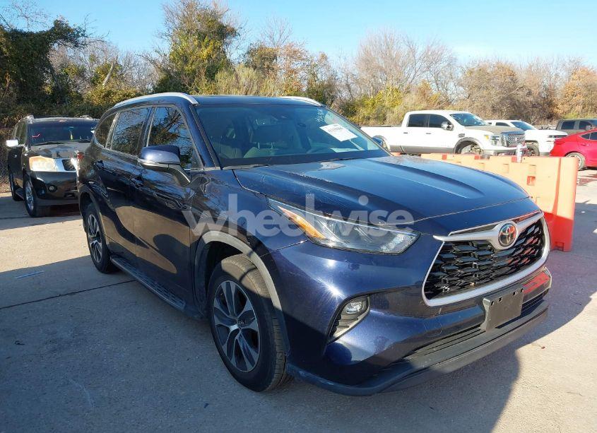 Photo 6 of 2022 Toyota Highlander XLE (VIN 5TDGZRAH3NS122952)