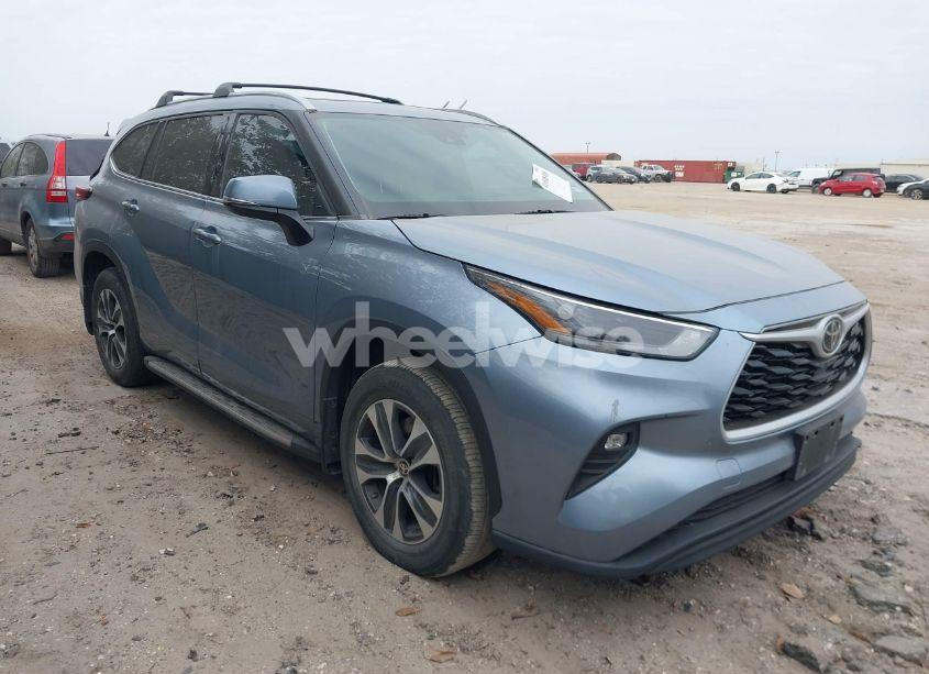 2022 Toyota Highlander XLE (VIN 5TDGZRAH3NS124295) main photo