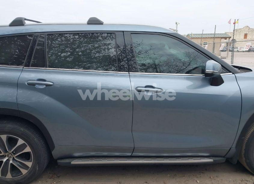 Photo 14 of 2022 Toyota Highlander XLE (VIN 5TDGZRAH3NS124295)