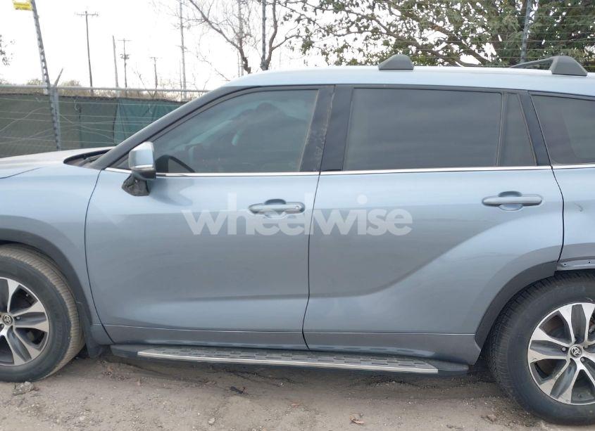 Photo 15 of 2022 Toyota Highlander XLE (VIN 5TDGZRAH3NS124295)