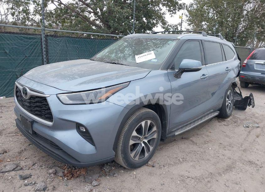 Photo 2 of 2022 Toyota Highlander XLE (VIN 5TDGZRAH3NS124295)
