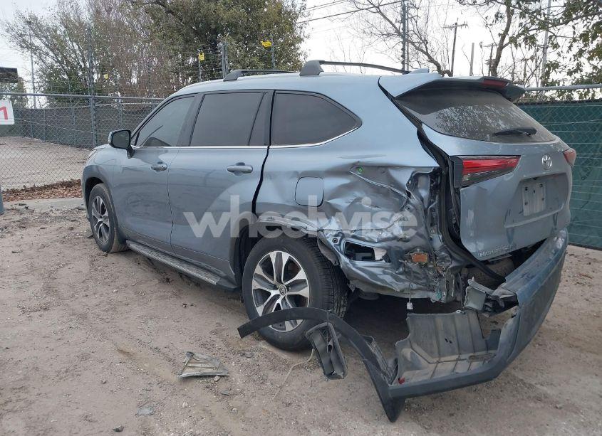 Photo 3 of 2022 Toyota Highlander XLE (VIN 5TDGZRAH3NS124295)