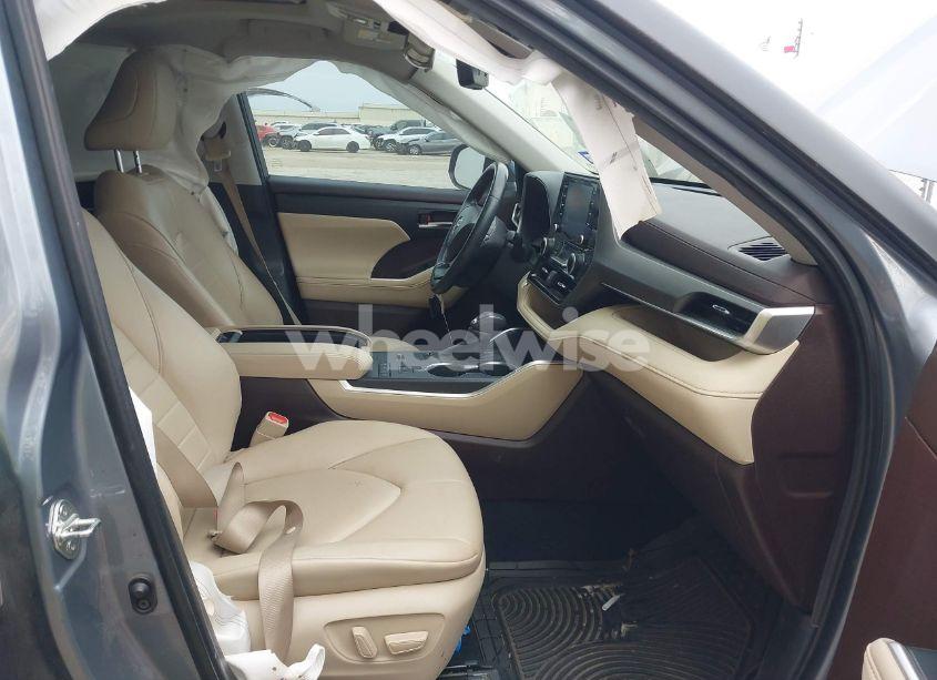 Photo 5 of 2022 Toyota Highlander XLE (VIN 5TDGZRAH3NS124295)