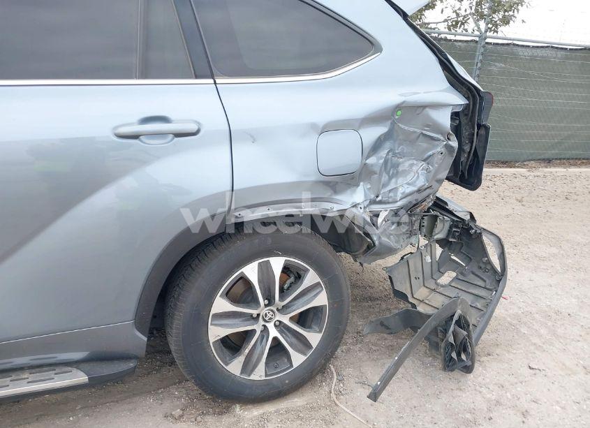 Photo 6 of 2022 Toyota Highlander XLE (VIN 5TDGZRAH3NS124295)