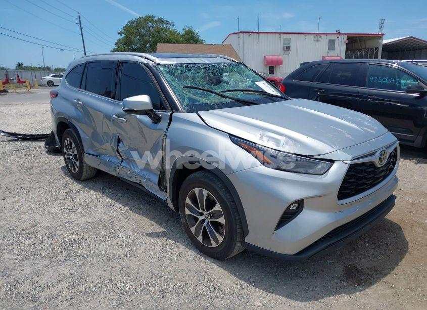 2022 Toyota Highlander XLE (VIN 5TDGZRAH3NS128976) main photo