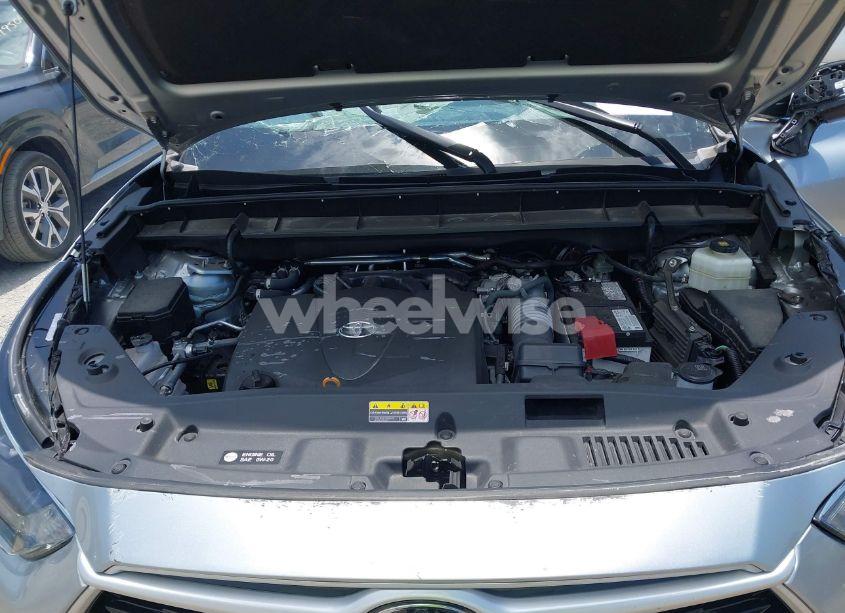 Photo 10 of 2022 Toyota Highlander XLE (VIN 5TDGZRAH3NS128976)