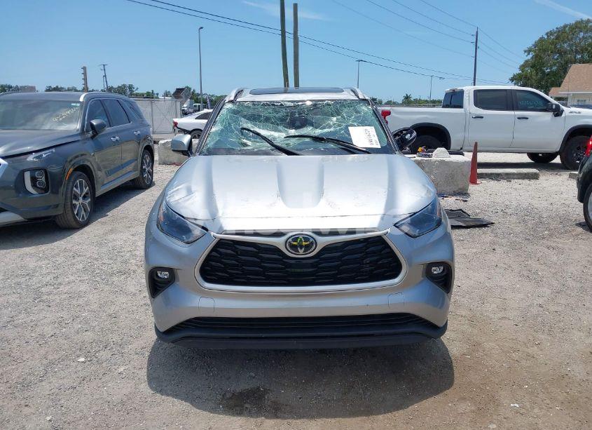Photo 11 of 2022 Toyota Highlander XLE (VIN 5TDGZRAH3NS128976)