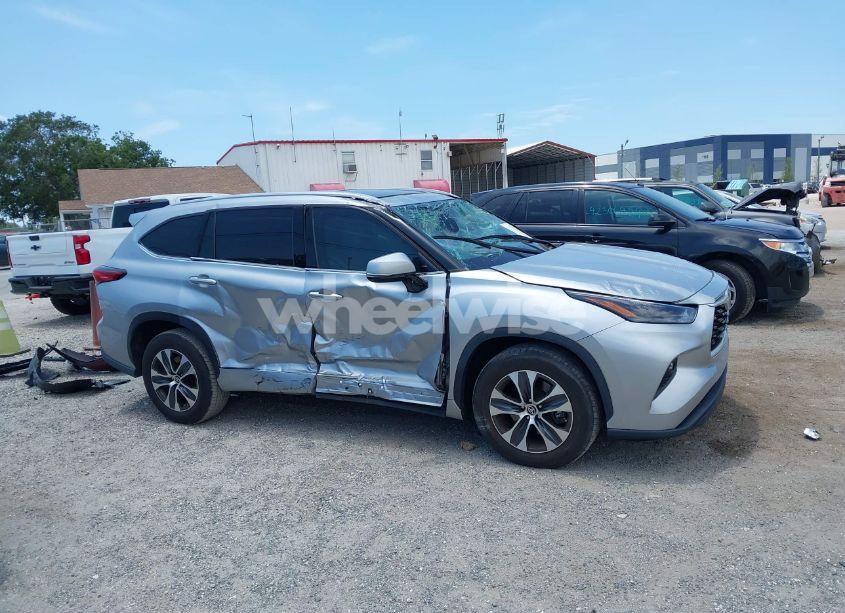 Photo 12 of 2022 Toyota Highlander XLE (VIN 5TDGZRAH3NS128976)