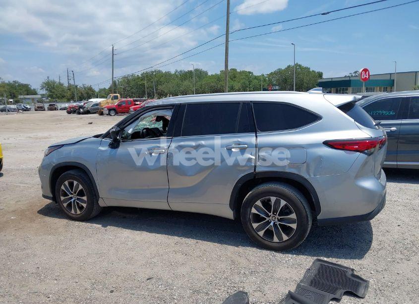 Photo 13 of 2022 Toyota Highlander XLE (VIN 5TDGZRAH3NS128976)