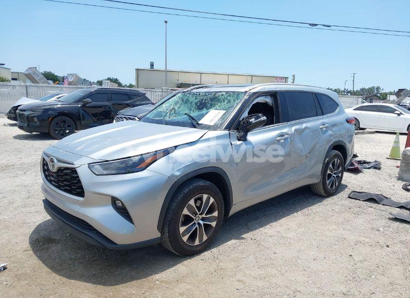 Photo 2 of 2022 Toyota Highlander XLE (VIN 5TDGZRAH3NS128976)