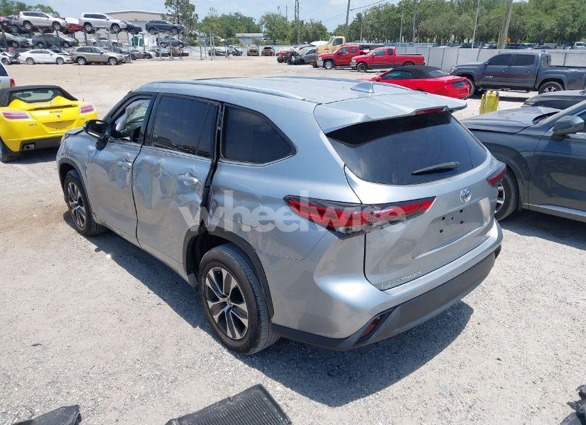 Photo 3 of 2022 Toyota Highlander XLE (VIN 5TDGZRAH3NS128976)