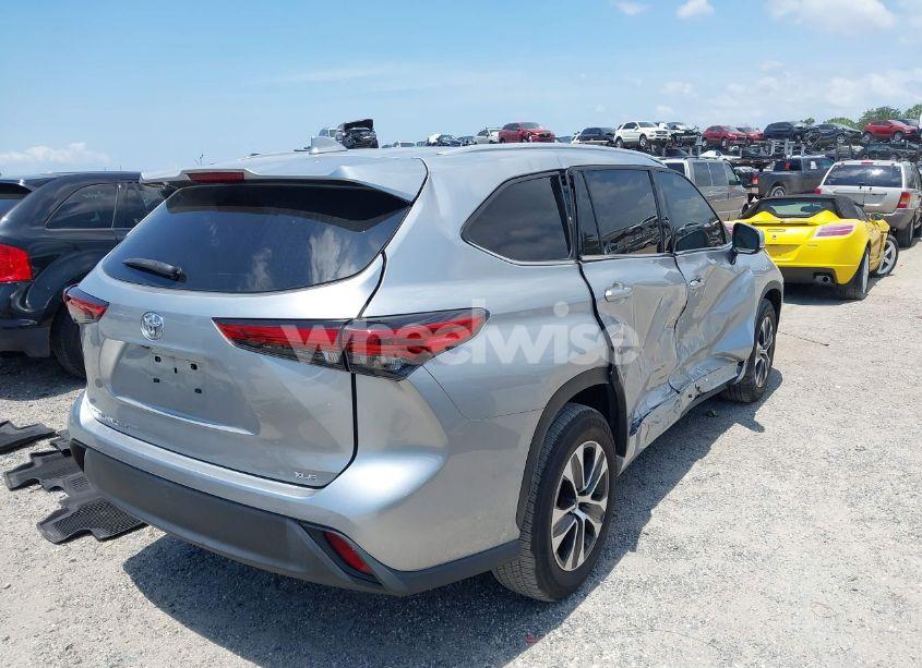 Photo 4 of 2022 Toyota Highlander XLE (VIN 5TDGZRAH3NS128976)