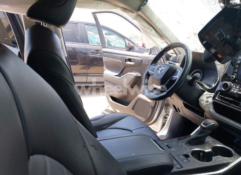 Photo 5 of 2022 Toyota Highlander XLE (VIN 5TDGZRAH3NS128976)