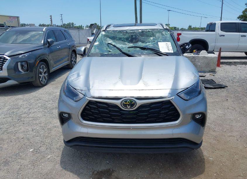 Photo 6 of 2022 Toyota Highlander XLE (VIN 5TDGZRAH3NS128976)