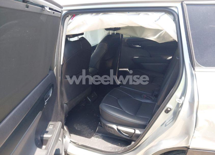 Photo 8 of 2022 Toyota Highlander XLE (VIN 5TDGZRAH3NS128976)