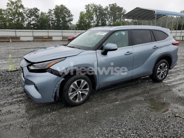 Photo 2 of 2022 TOYOTA HIGHLANDER XLE (VIN 5TDGZRAH3NS142117)