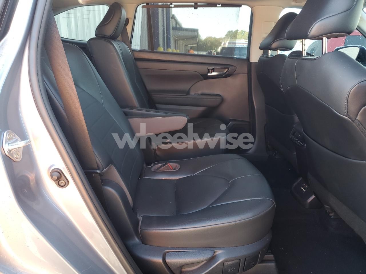 Photo 11 of 2021 TOYOTA HIGHLANDER XLE (VIN 5TDGZRAH4MS042414)