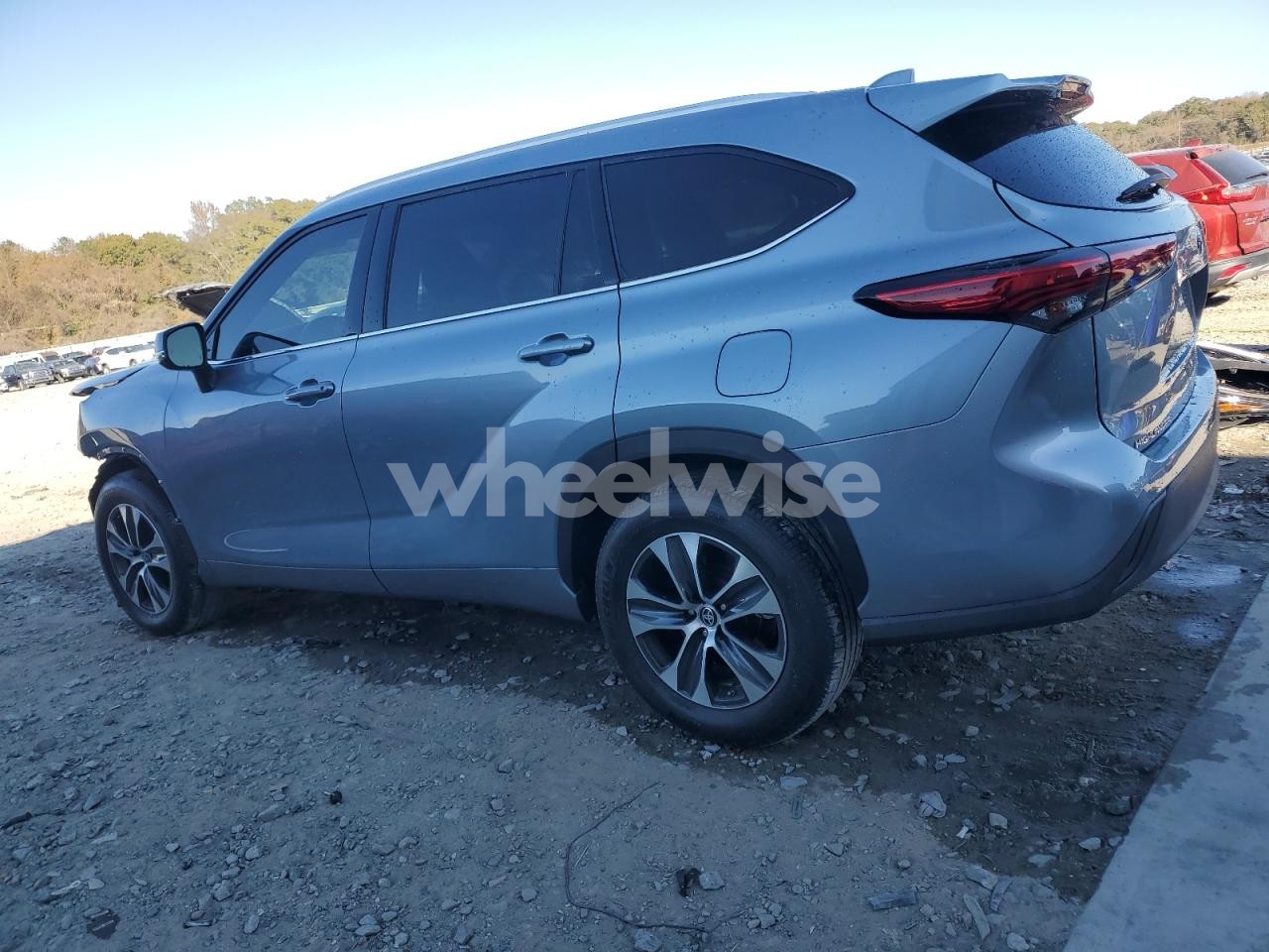 Photo 2 of 2021 TOYOTA HIGHLANDER XLE (VIN 5TDGZRAH4MS042414)