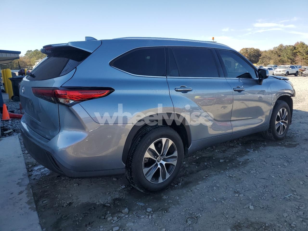 Photo 3 of 2021 TOYOTA HIGHLANDER XLE (VIN 5TDGZRAH4MS042414)