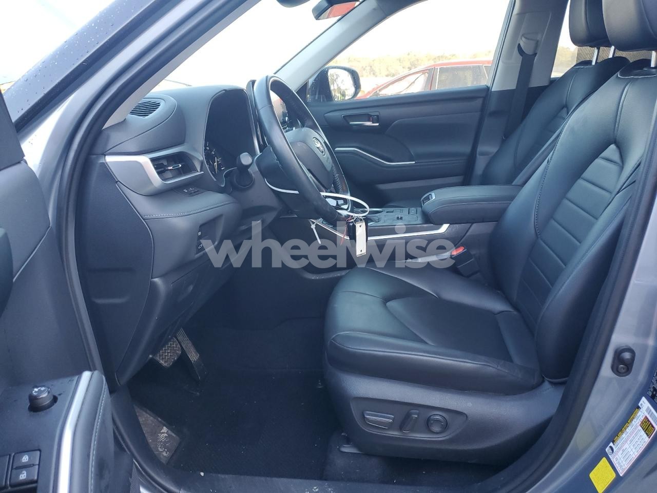 Photo 7 of 2021 TOYOTA HIGHLANDER XLE (VIN 5TDGZRAH4MS042414)