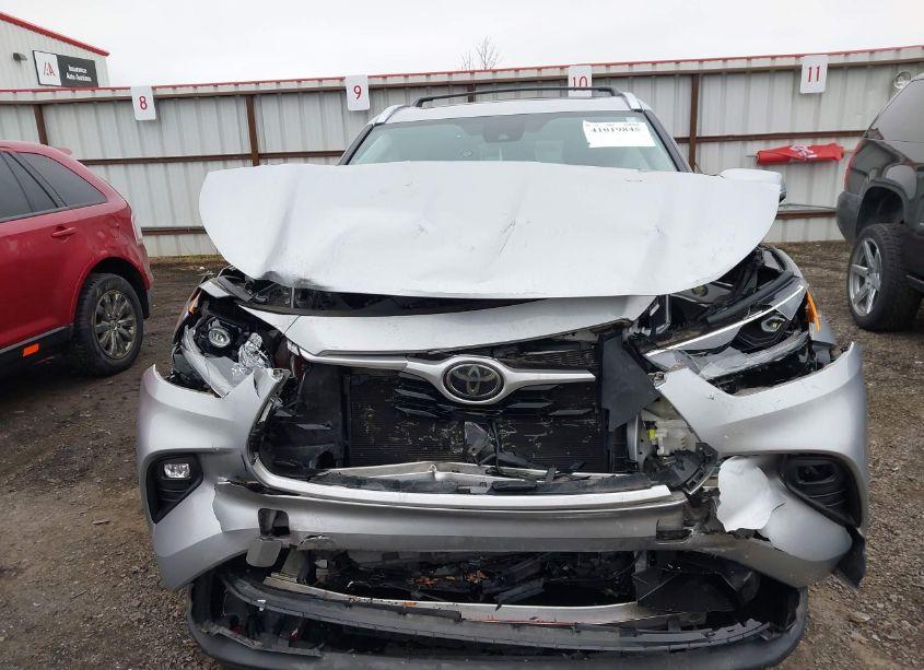 Photo 11 of 2021 Toyota Highlander XLE (VIN 5TDGZRAH4MS043594)