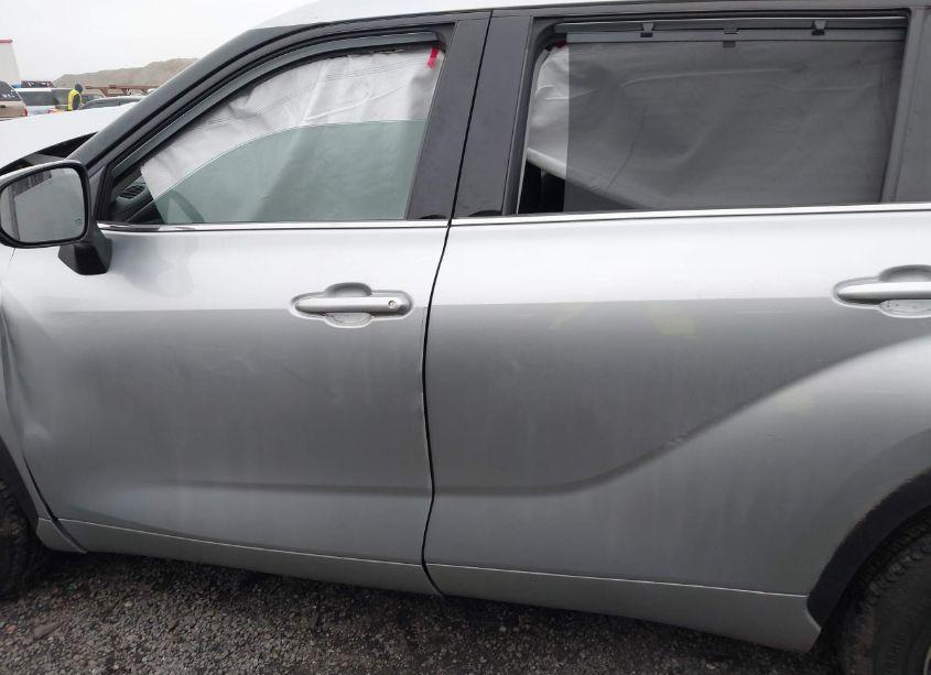 Photo 13 of 2021 Toyota Highlander XLE (VIN 5TDGZRAH4MS043594)