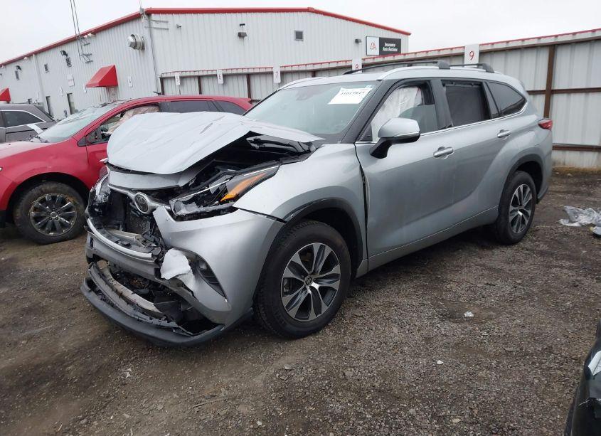 Photo 2 of 2021 Toyota Highlander XLE (VIN 5TDGZRAH4MS043594)