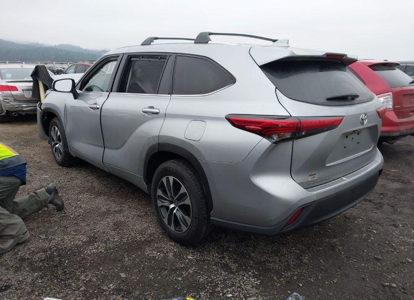 Photo 3 of 2021 Toyota Highlander XLE (VIN 5TDGZRAH4MS043594)