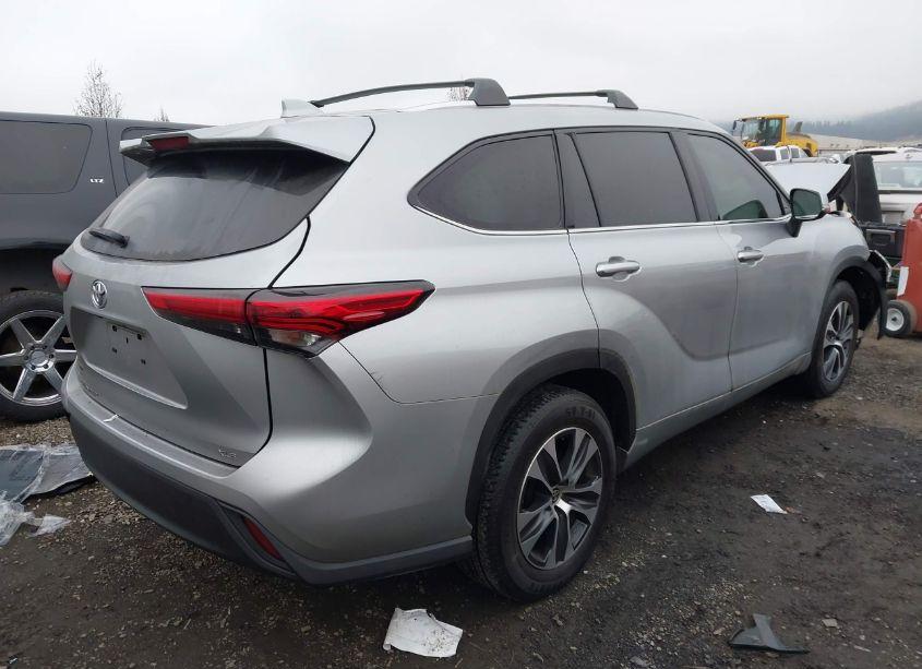 Photo 4 of 2021 Toyota Highlander XLE (VIN 5TDGZRAH4MS043594)