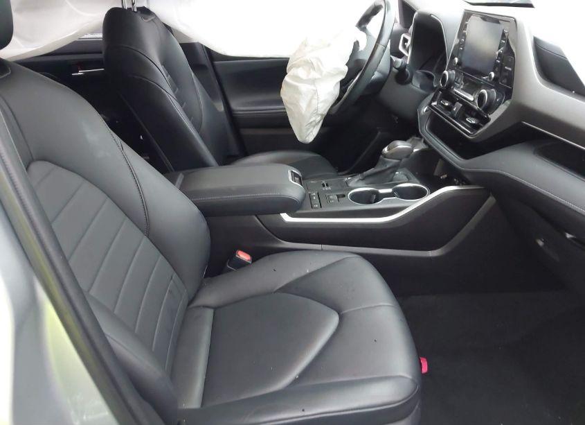 Photo 5 of 2021 Toyota Highlander XLE (VIN 5TDGZRAH4MS043594)