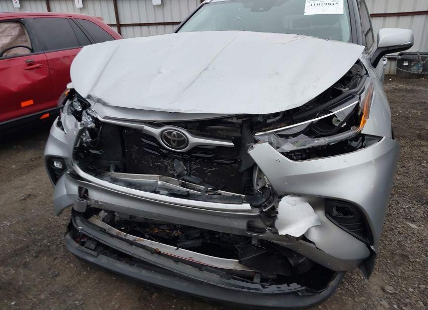 Photo 6 of 2021 Toyota Highlander XLE (VIN 5TDGZRAH4MS043594)