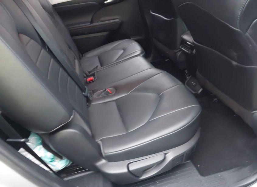 Photo 8 of 2021 Toyota Highlander XLE (VIN 5TDGZRAH4MS043594)