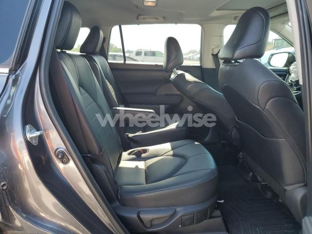 Photo 12 of 2021 TOYOTA HIGHLANDER XLE (VIN 5TDGZRAH4MS519617)