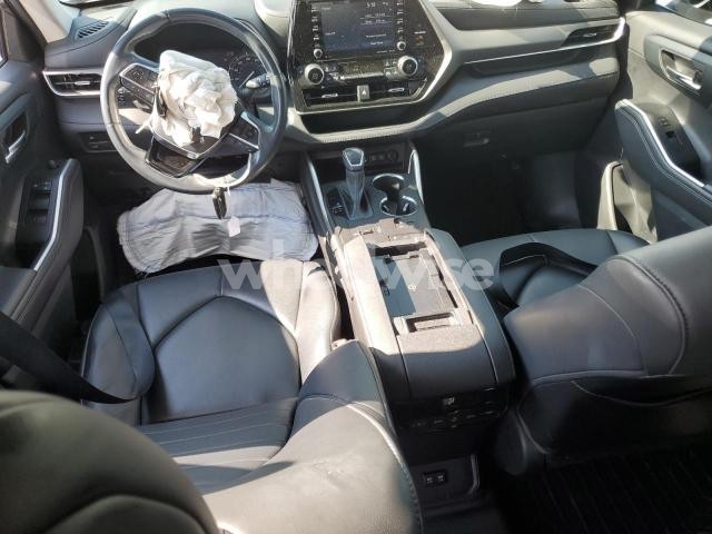 Photo 4 of 2021 TOYOTA HIGHLANDER XLE (VIN 5TDGZRAH4MS519617)