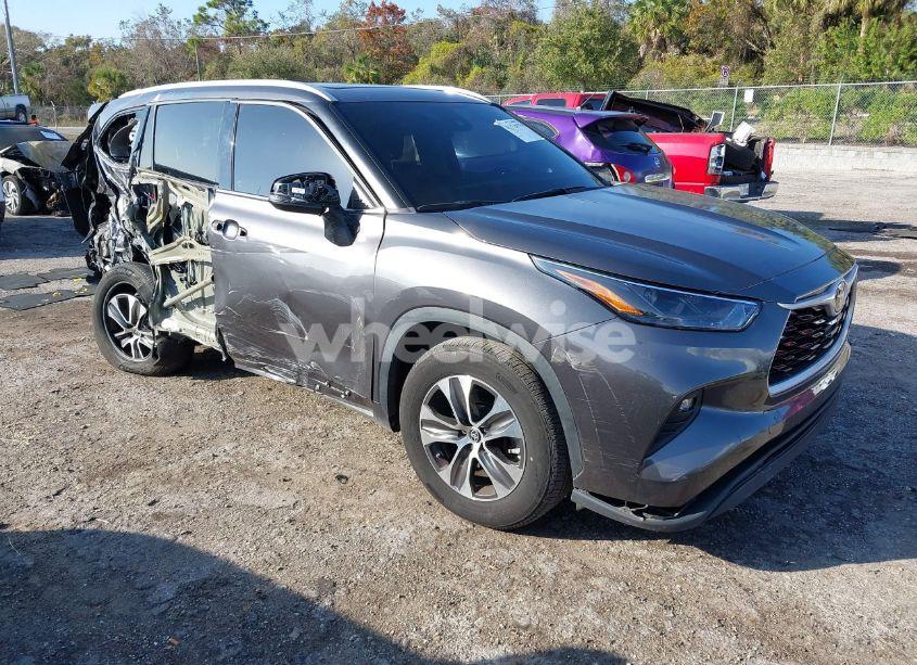 2022 Toyota Highlander XLE (VIN 5TDGZRAH4NS129280) main photo