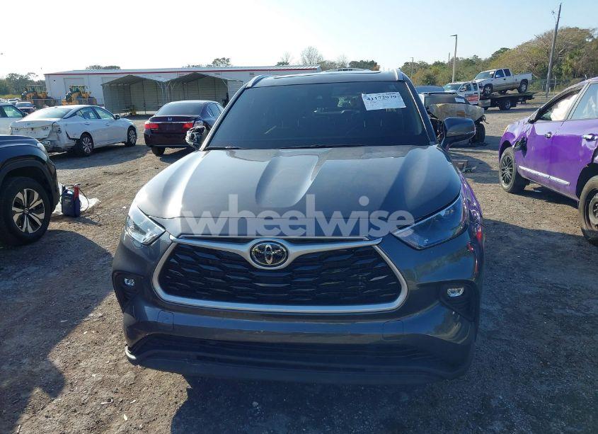 Photo 13 of 2022 Toyota Highlander XLE (VIN 5TDGZRAH4NS129280)